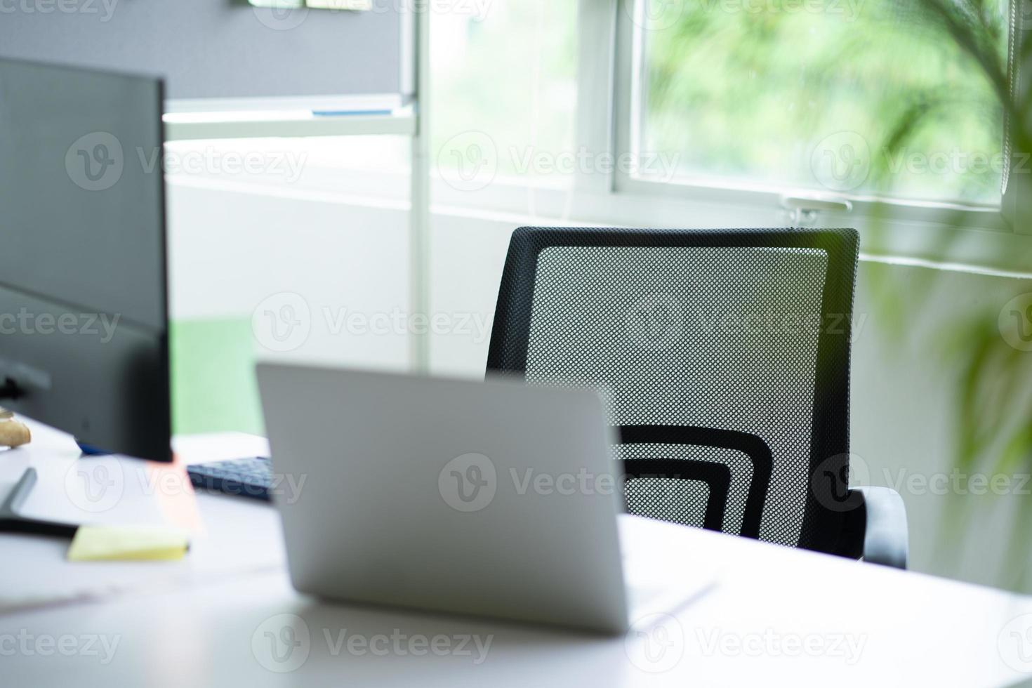 a mesa com o laptop em cima foto