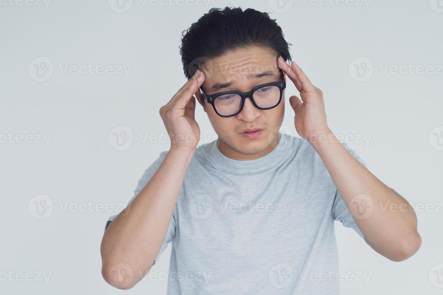 foto de homem asiático com dor de cabeça