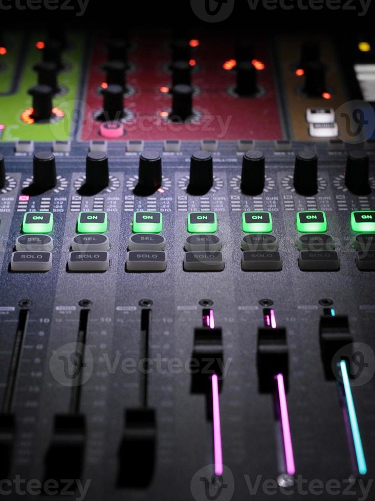 mesa de mixagem close-up foto
