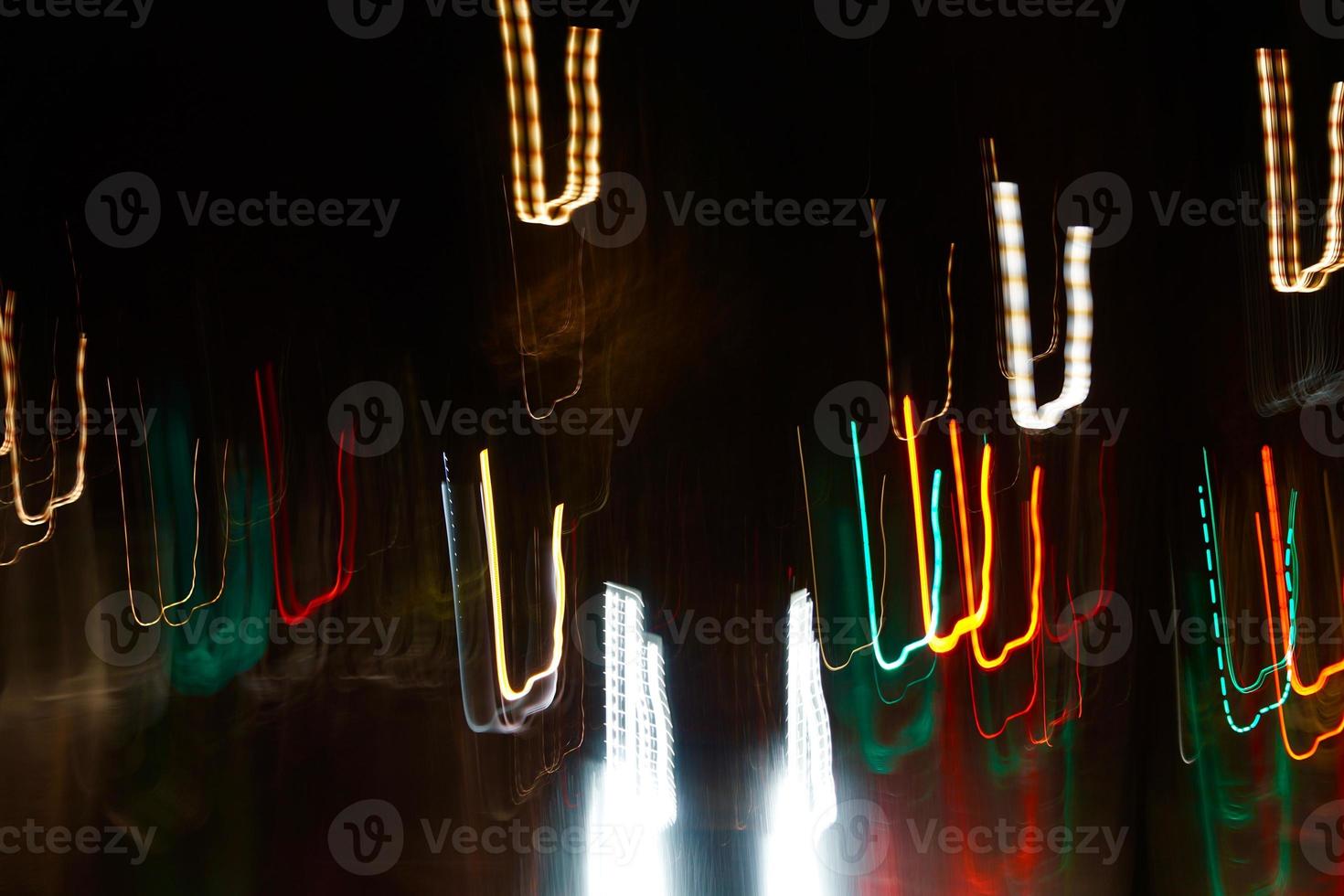 luzes do bokeh de natal à noite na rua foto
