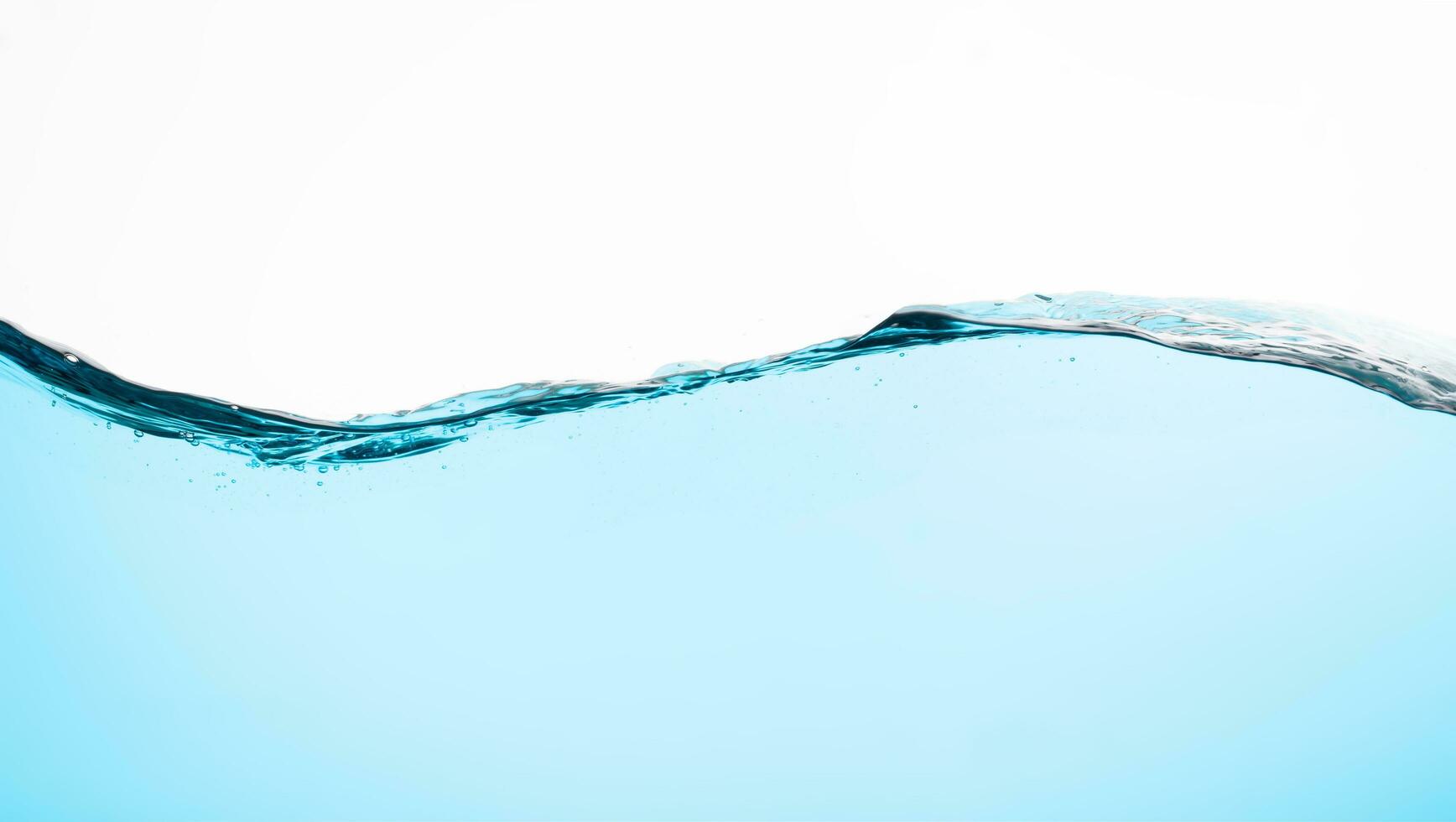 luz azul água onda respingo com bolhas do ar, isolado em a branco fundo. a fundo imagem dá uma sentindo-me este limpar \ limpo água é seguro para Boa saúde. foto