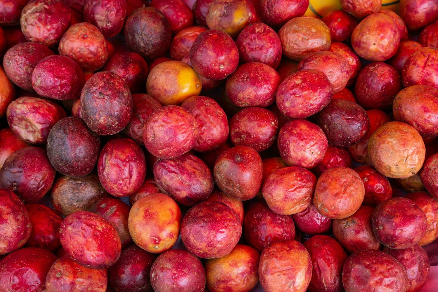 fresco vermelho paixão fruta dentro mercado. paixão fruta é uma nutritivo fruta este é ganhando popularidade, especialmente entre consciência saudável pessoas. Apesar de Está pequeno tamanho, rico dentro antioxidantes e Vitamina. foto