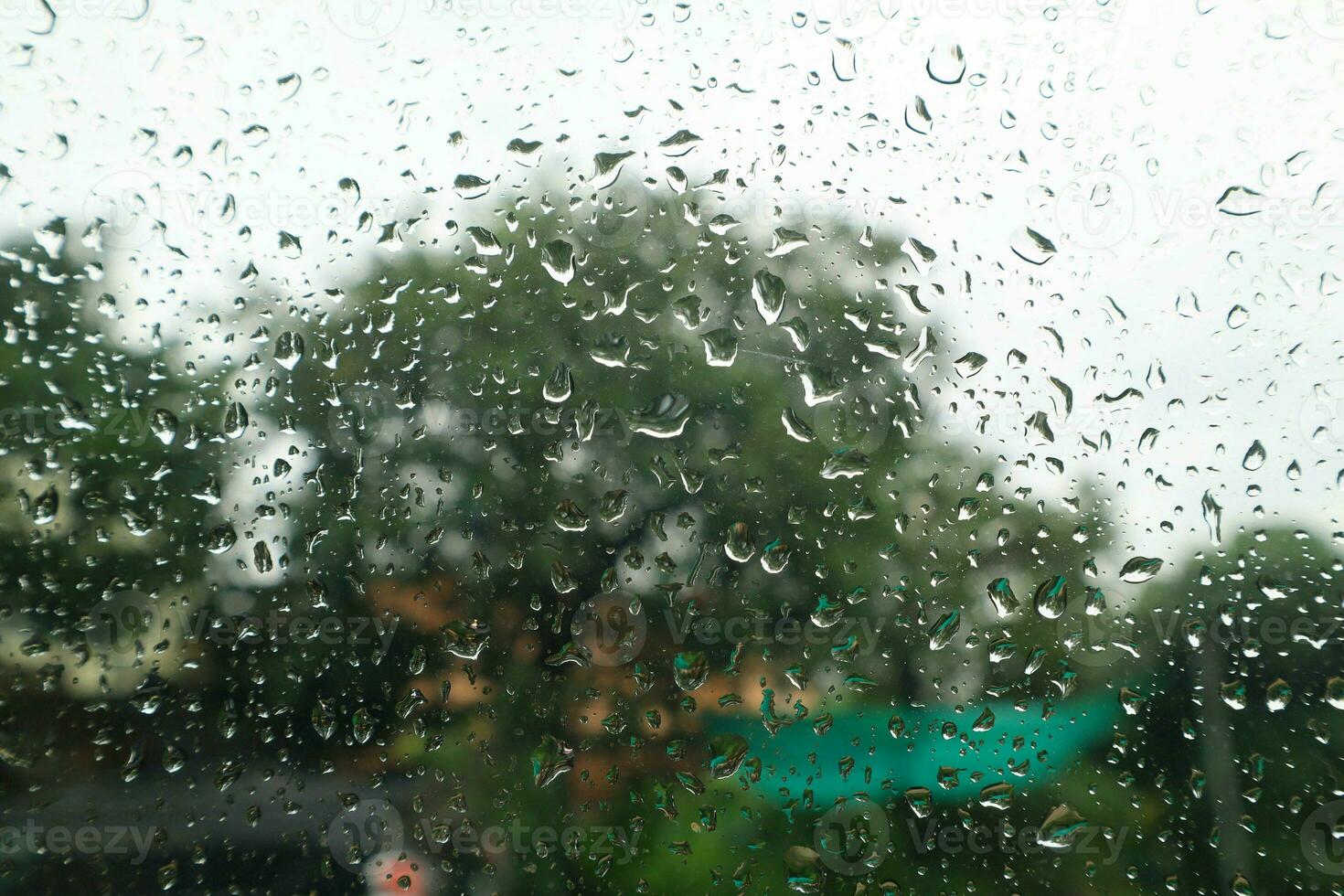 pingos de chuva em a parabrisa em uma chuvoso dia. foto