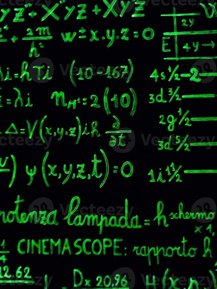 cálculos matemáticos em um fundo preto foto