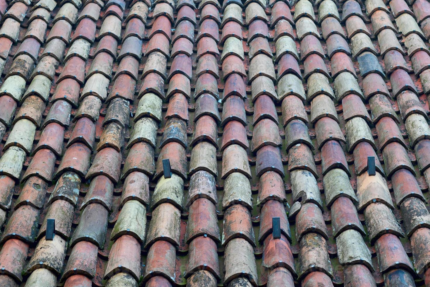 telhado de telha de uma casa velha foto