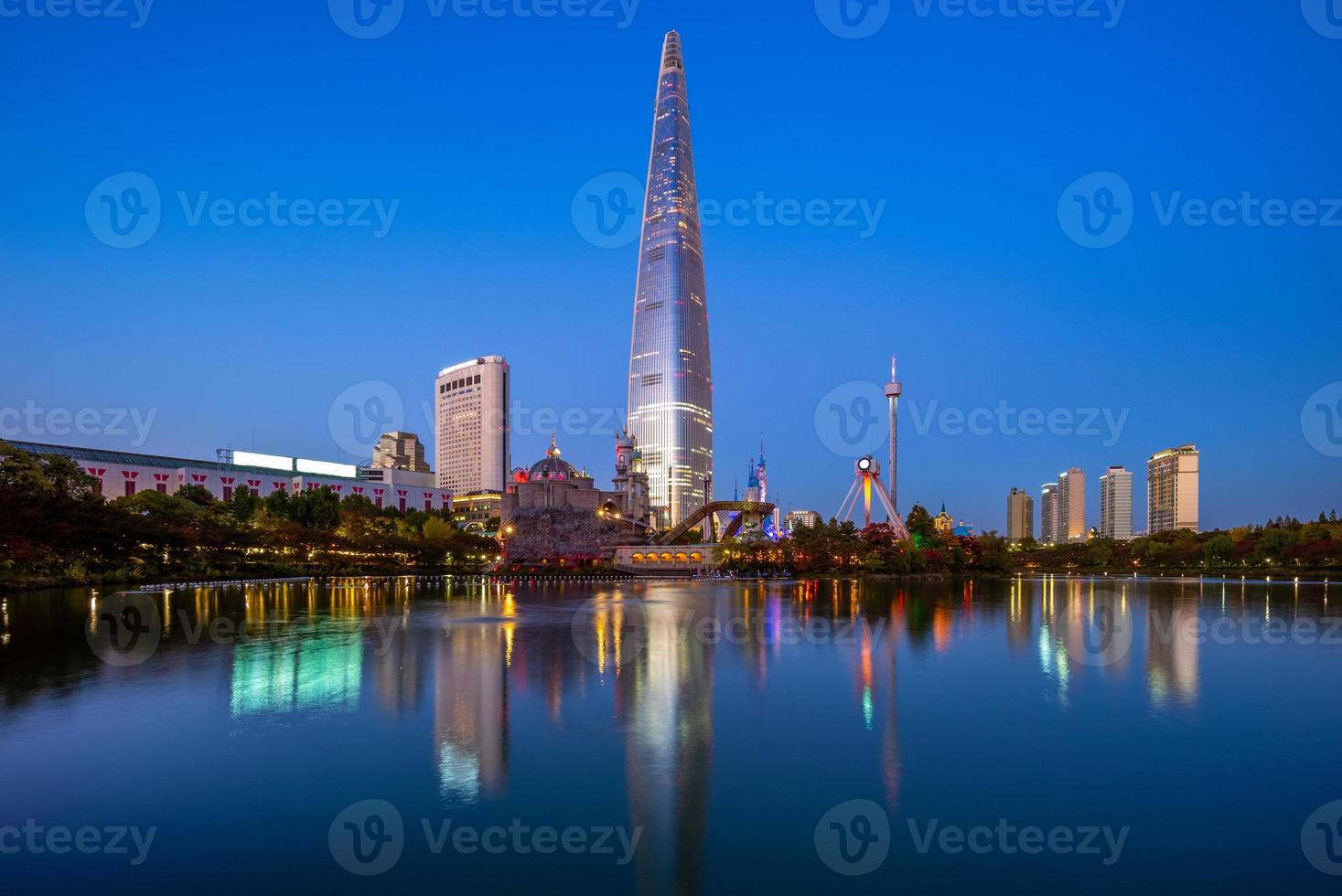 Parque Songpa Naru e Lago Seokchonhosu à noite foto