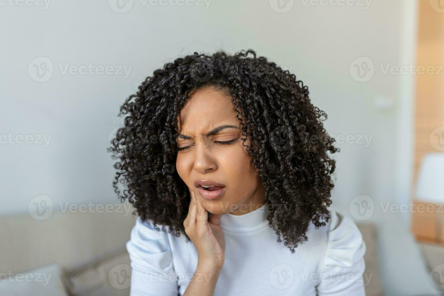 retrato do infeliz afro-americano mulher sofrimento a partir de dor de dente às lar. assistência médica, dental saúde e problema conceito. estoque foto