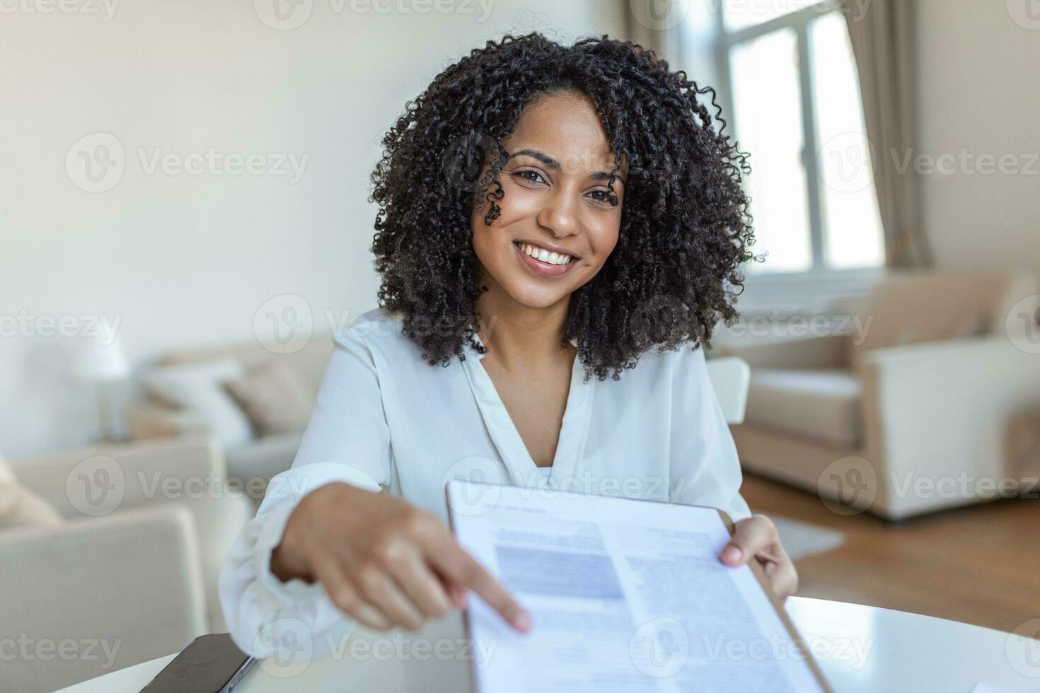 placa aqui. jovem sorridente confiante mulher apontando para uma contrato, Folha do papel, segurando uma caneta, olhando e mostrando isto às Câmera. apresentação, acordo, o negócio conceito. foto