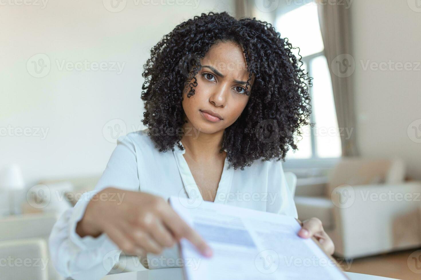 cortada Visão do fêmea advogado dando documento e caneta, enquanto sentado às local de trabalho com themis estatueta em borrado fundo foto