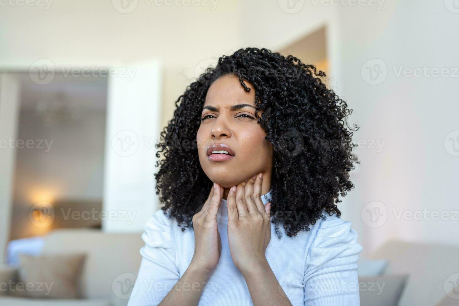 doente dia às lar. jovem mulher tem dolorido garganta e comum frio. tosse. fechar-se do lindo jovem mulher apanhado frio ou gripe doença. retrato do pouco saudável menina com coronavírus, covid19 sintomas foto