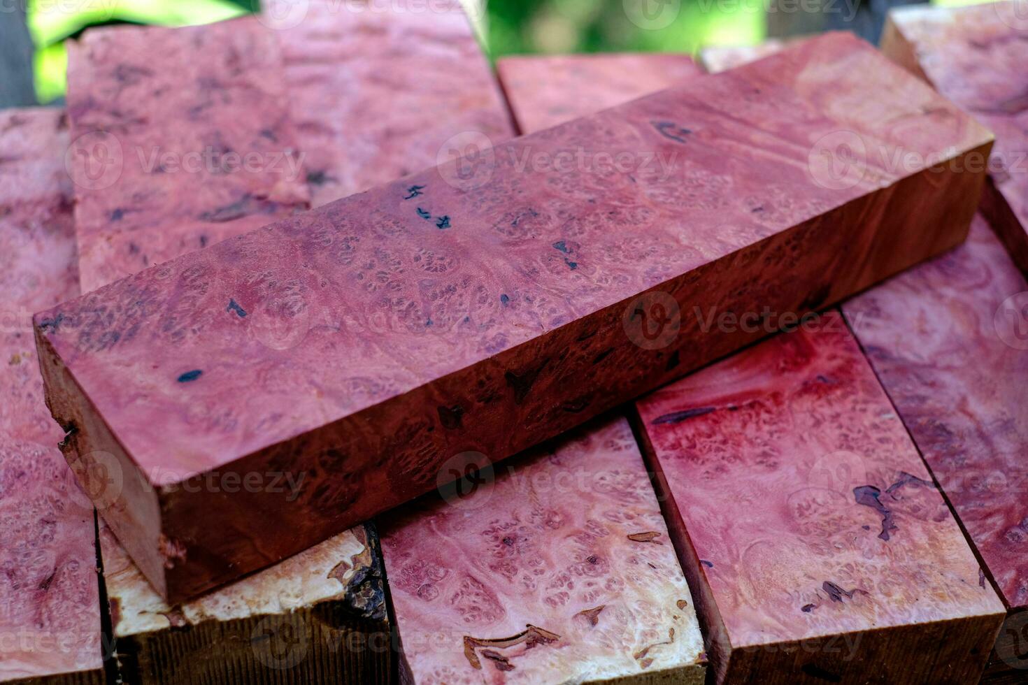 natural rosa burl de madeira listrada foto