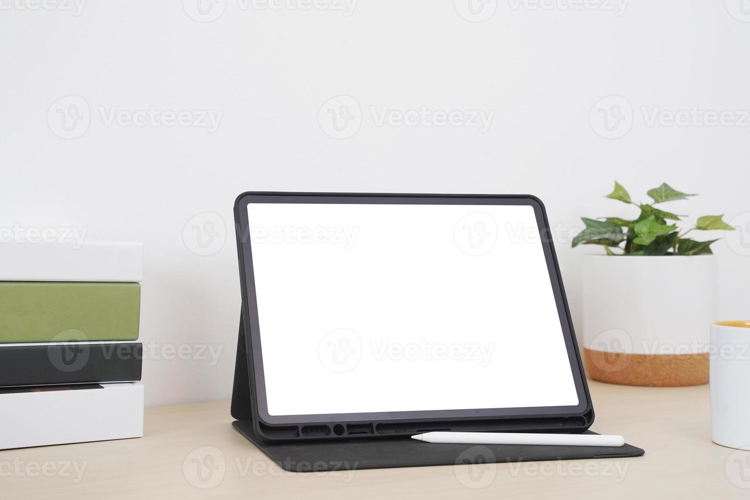 tablet de tela em branco com lápis digital em cima da mesa. foto