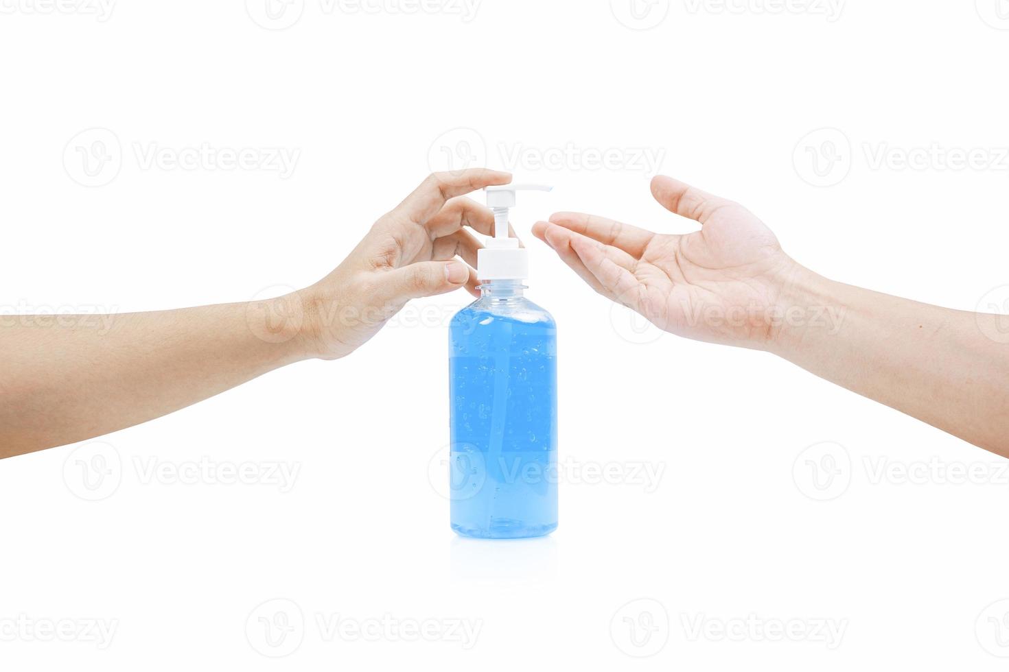 mãos usando álcool gel isolado no fundo branco. limpar as mãos com álcool gel. foto