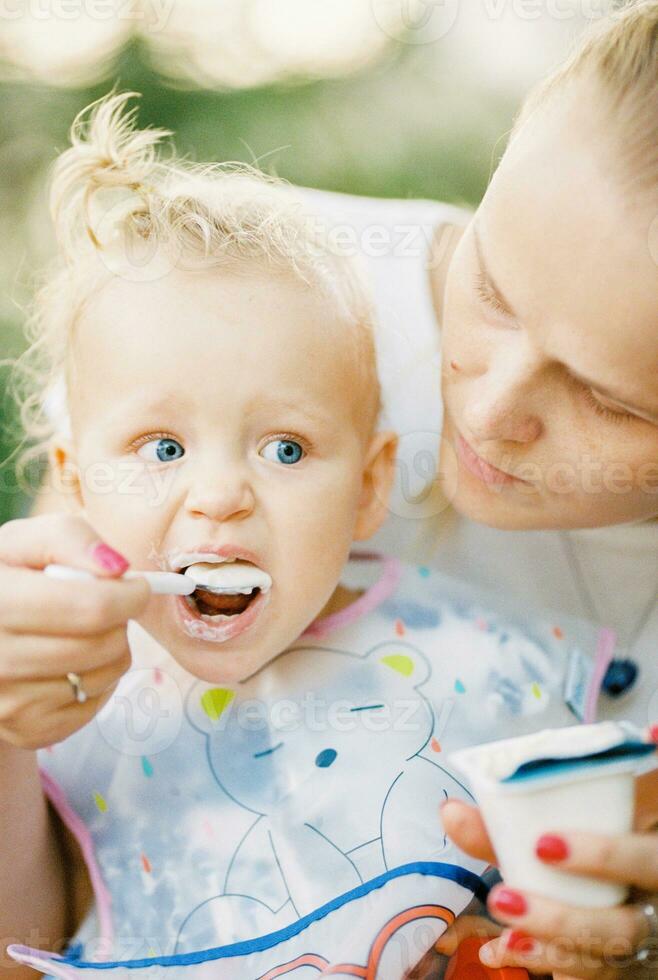 alimentando uma bebê menina foto