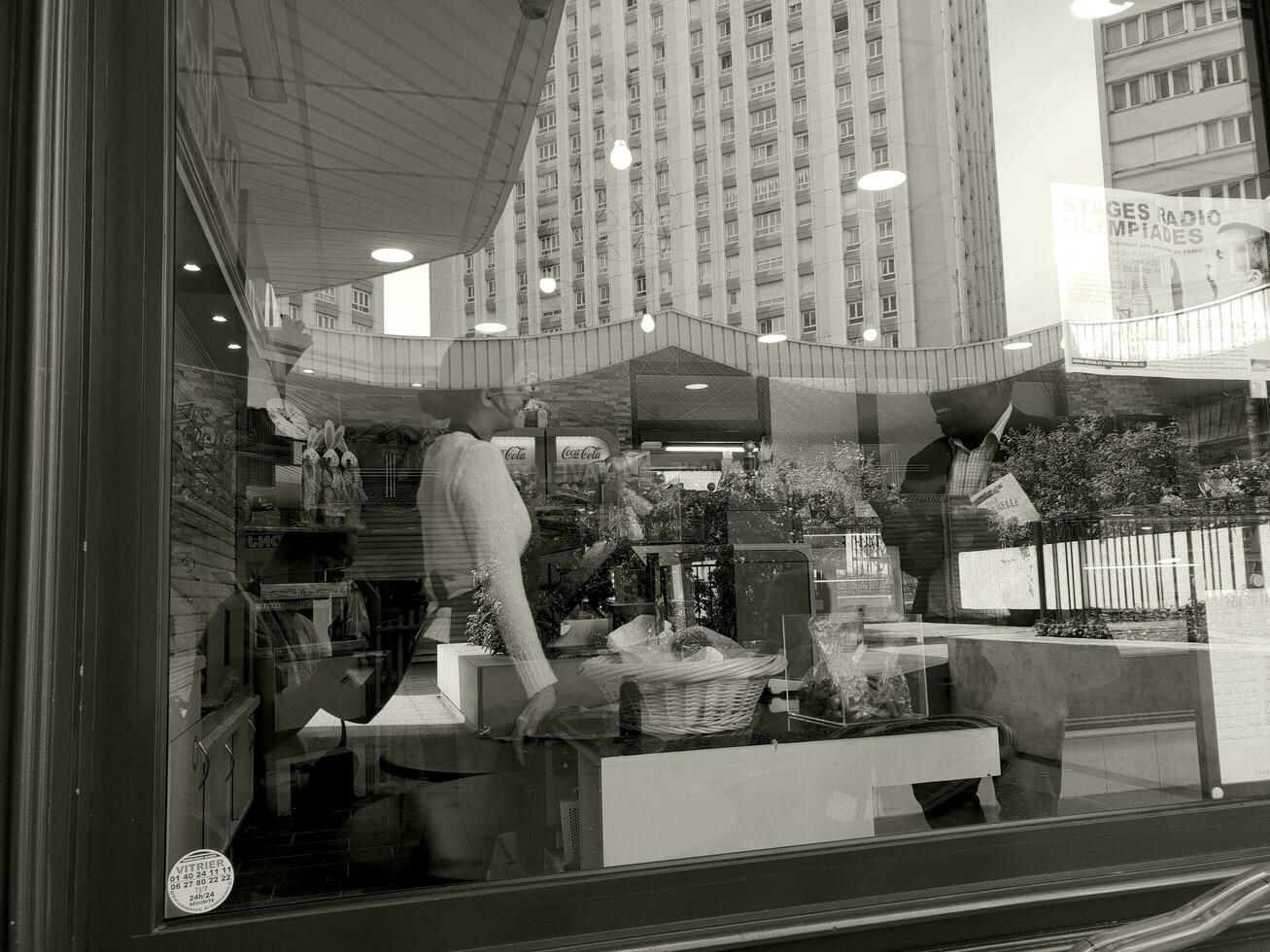 cafeteria janela com cidade reflexão dentro Preto e branco, Paris foto