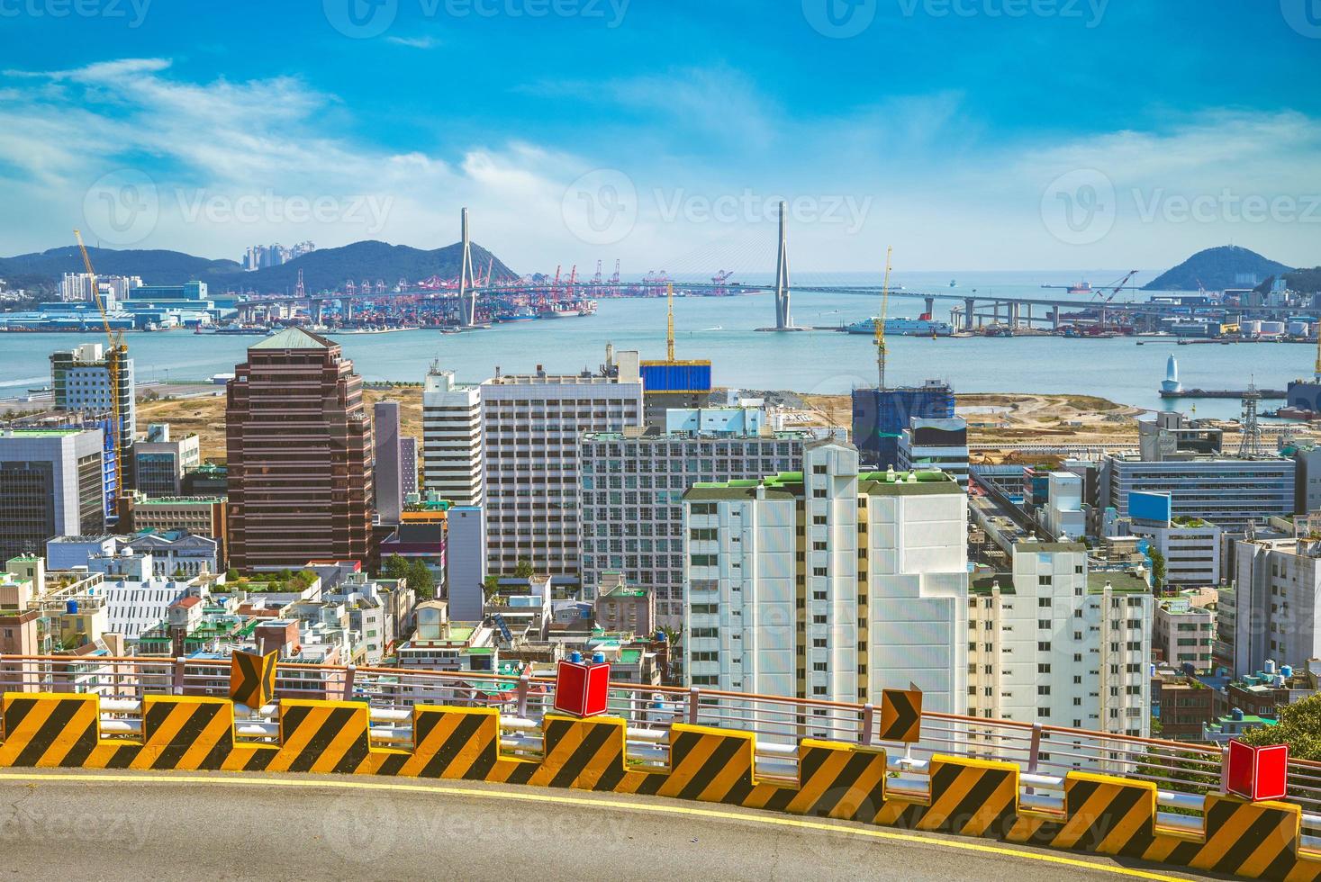 Porto de Busan e ponte em Busan na Coréia do Sul foto