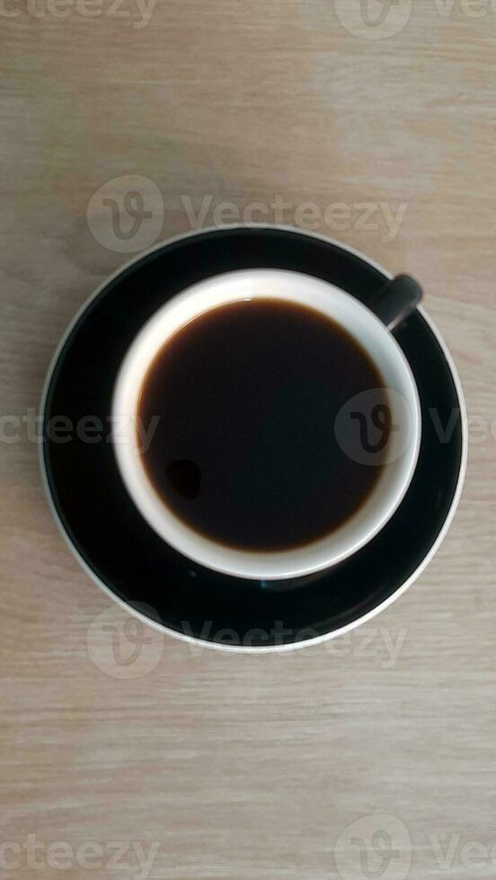 quente Preto café em uma pequeno prato foto