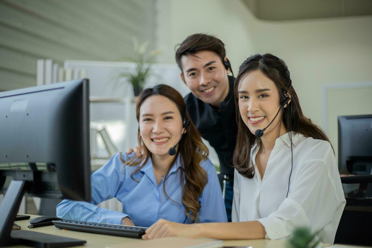 felizes jovens oficiais olhando para a câmera no conceito de sucesso. foto