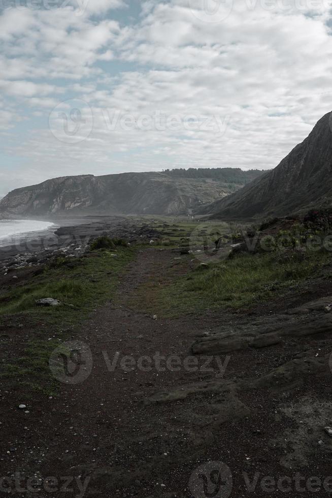 paisagem de praia na costa em bilbao espanha foto