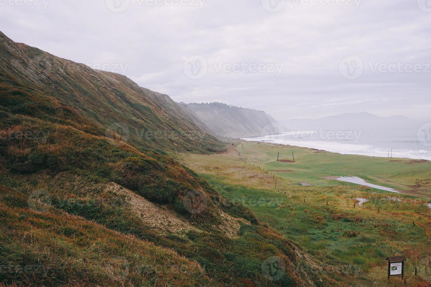 paisagem de praia na costa em bilbao espanha foto