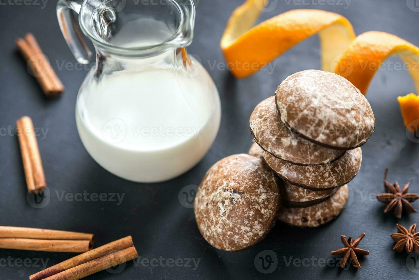 Pão de gengibre bolos com jarro do leite foto