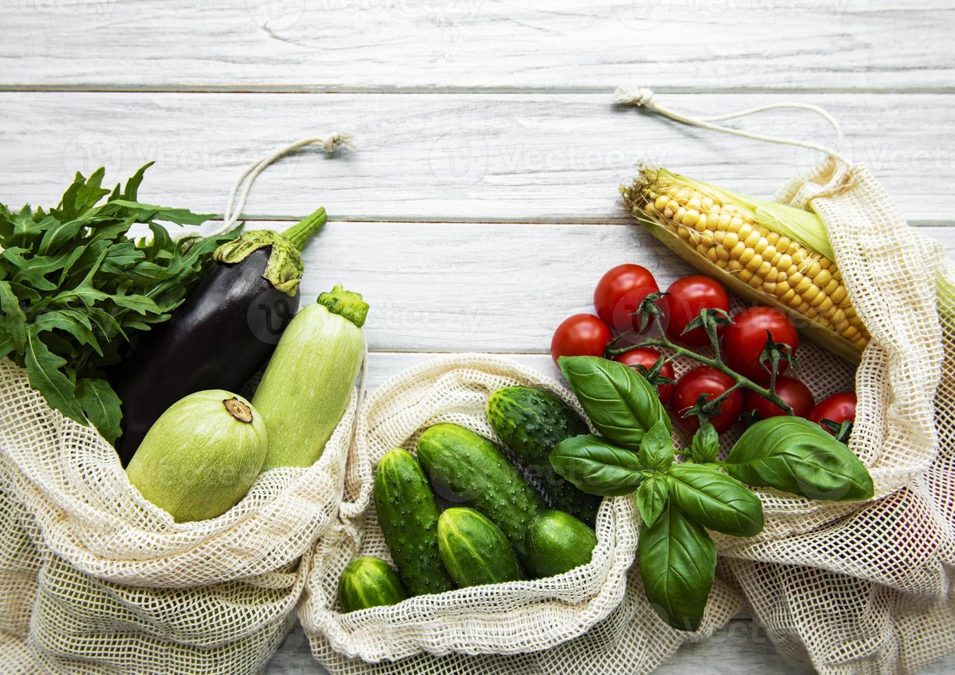 vegetais frescos em saco de algodão ecológico foto