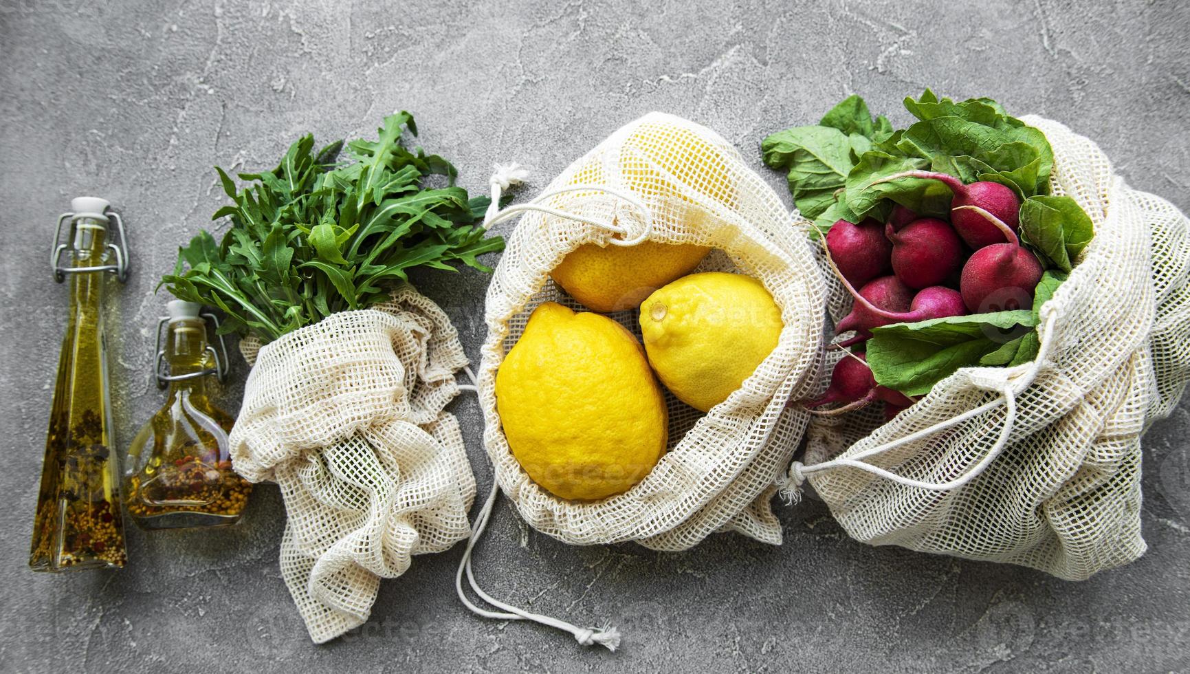 vegetais frescos e frutas em sacos de cordão ecológicos foto