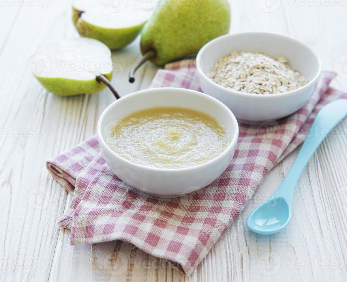 tigela com papinha de fruta e peras foto