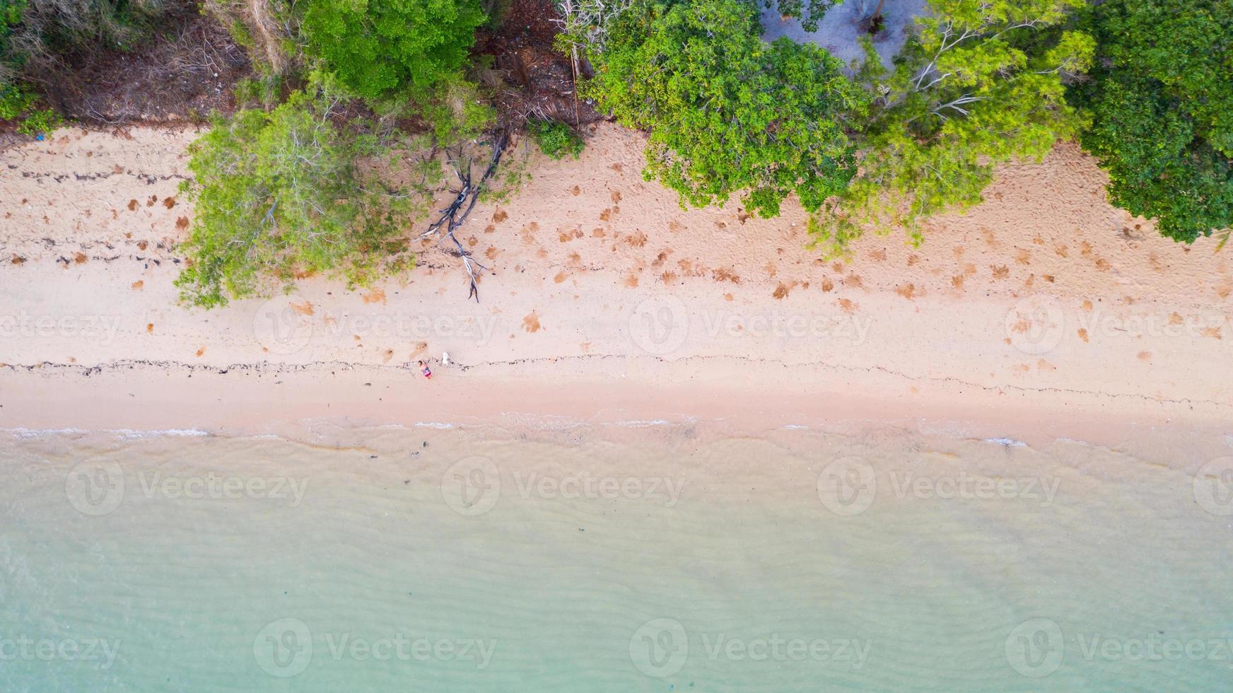 vista aérea da praia com sombra azul esmeralda água e ondas de espuma no mar tropical foto