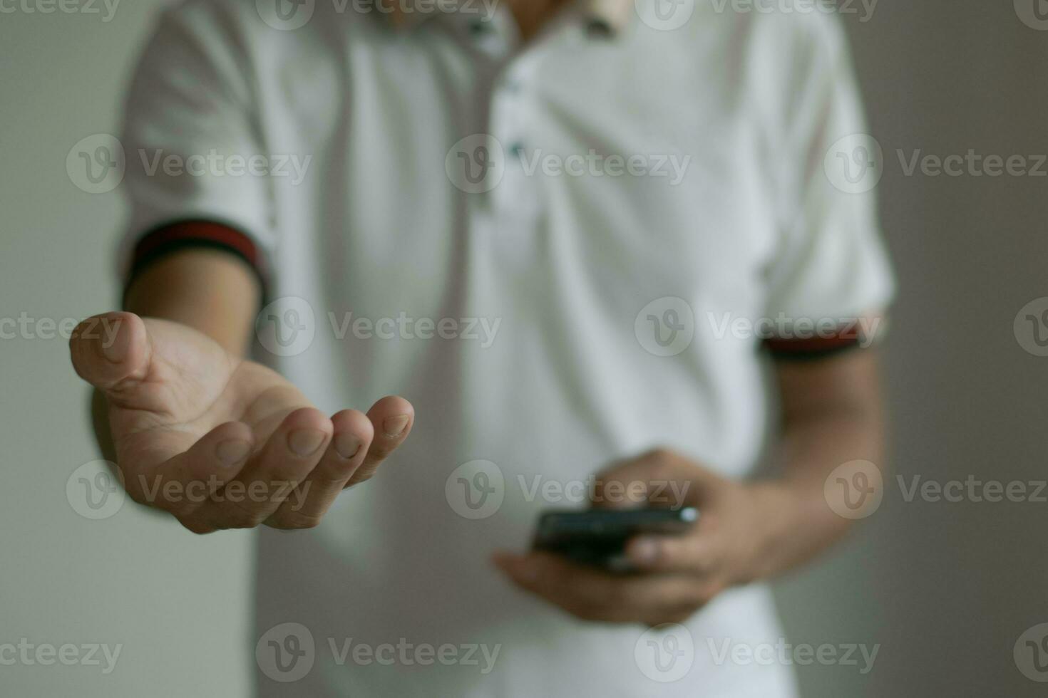 masculino mão usando Móvel telefone foto