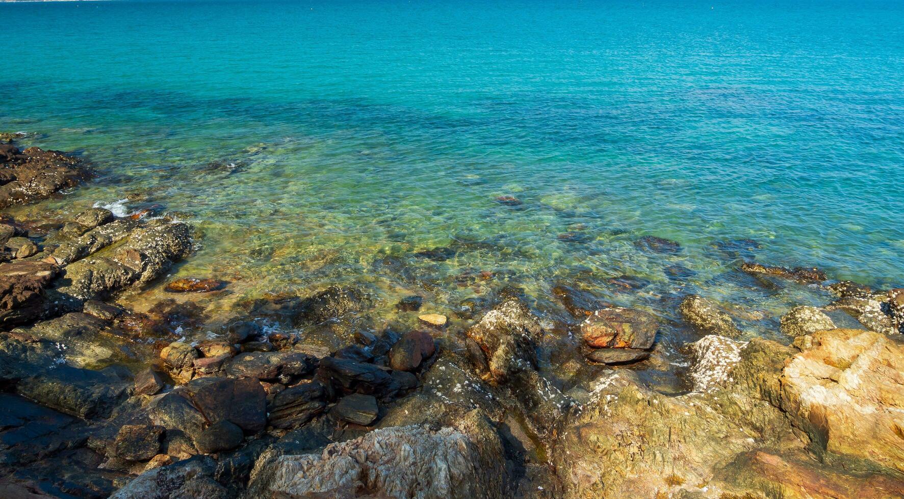 panorama Visão verão azul mar calma aceno. vento golpes legal e ainda Vejo Rocha distância ainda ilha e céu Claro Veja relaxado. adequado relaxar viagem khao aprender sim nacional parque Rayong Tailândia pacífico foto