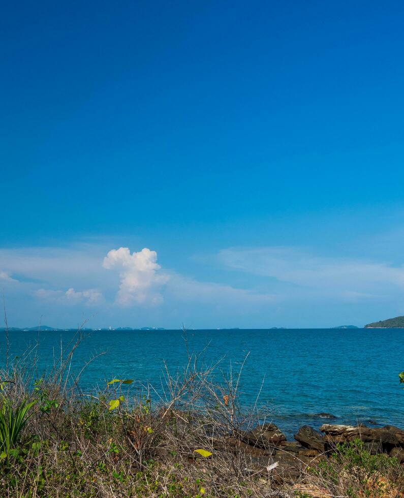 paisagem vista panorâmica de verão frente natureza vista ao longo das montanhas costa rochosa e mar oceano, olhar céu azul, horizonte vento brisa fresca, confortável durante o dia de viagem, relaxar, rayong, tailândia foto