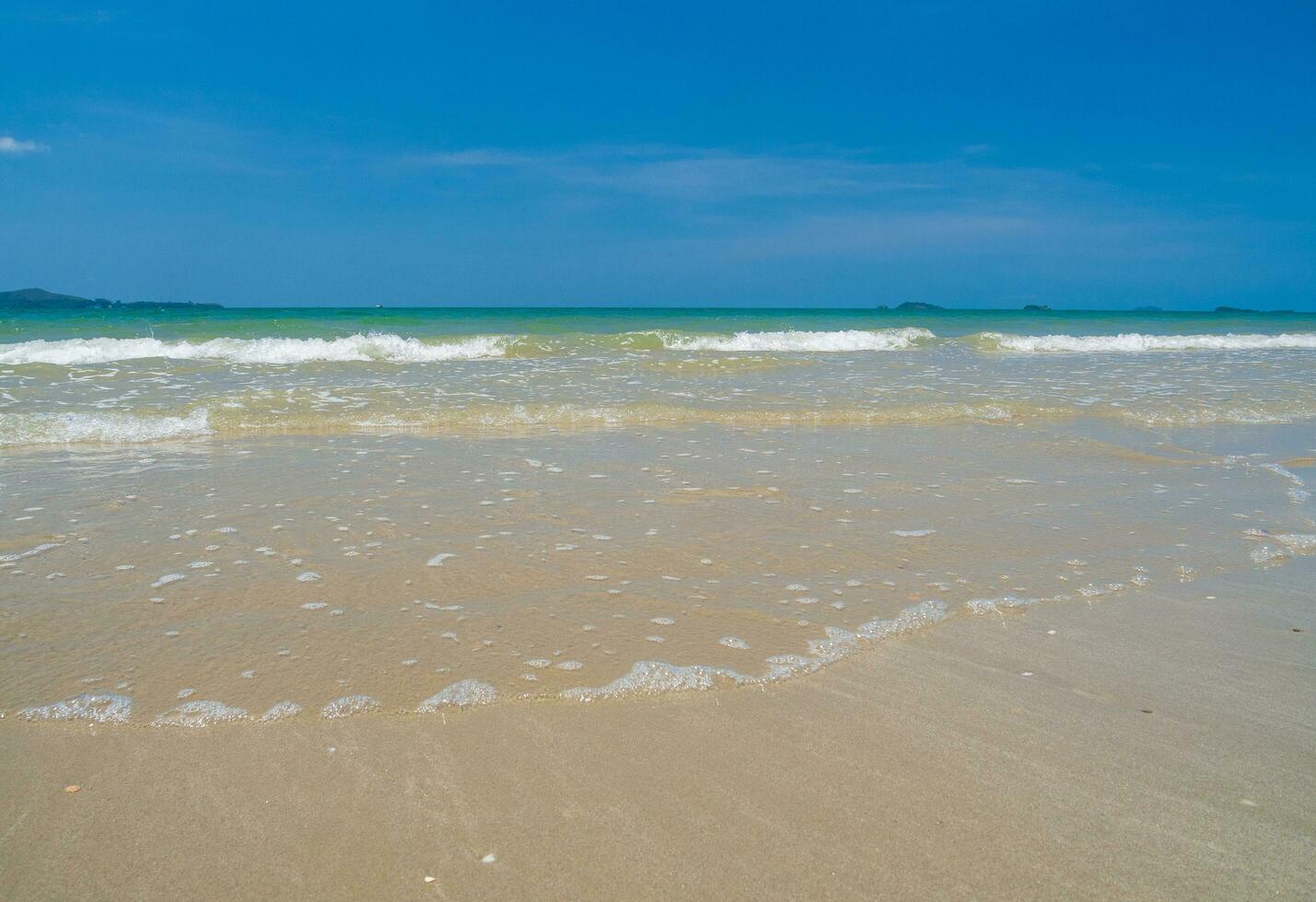 ver a paisagem de verão a praia de suan son tem uma praia de areia branca limpa que se estende ao longo da costa do golfo da tailândia leste do país e céu claro, adequado para relaxamento, férias na tailândia rayong foto