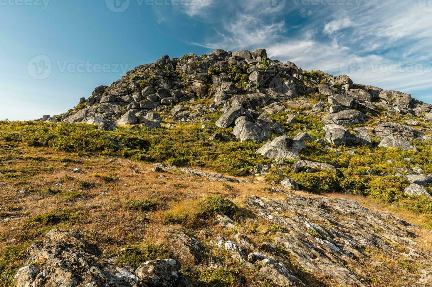 pôr do sol às a montanhas dentro albergaria da serra, Portugal. foto