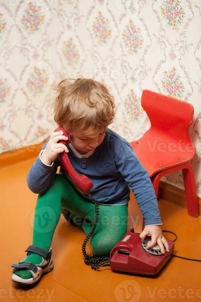 jovem Garoto usando vermelho telefone foto