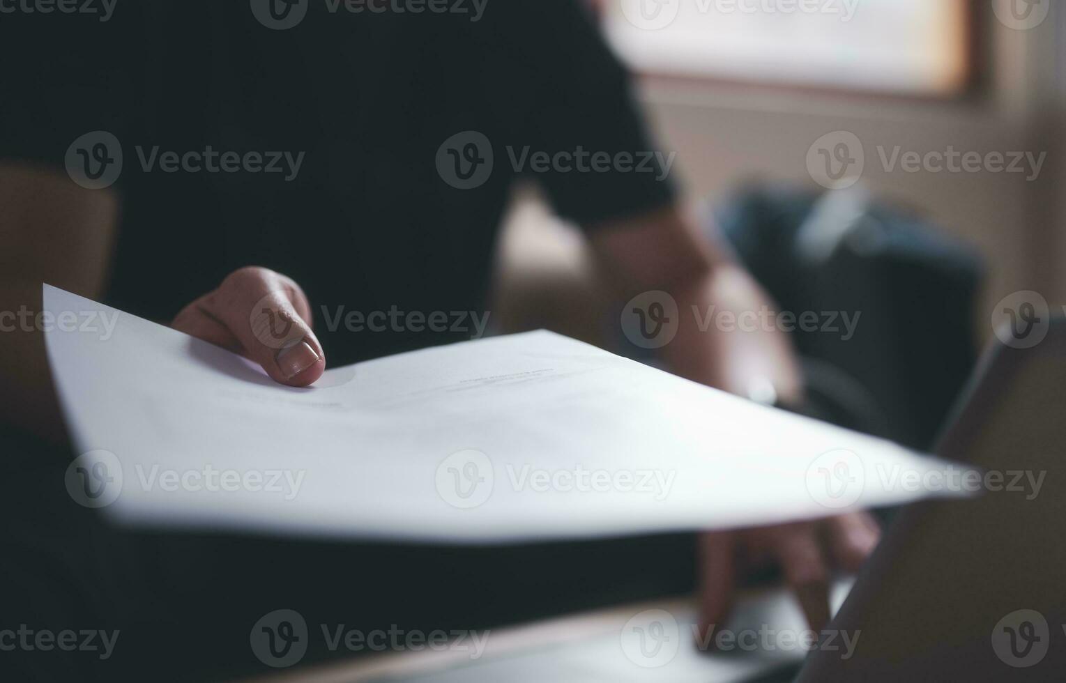 homem mão segurando ou entrega sobre documento, documentação, documento dados gestão sistema foto