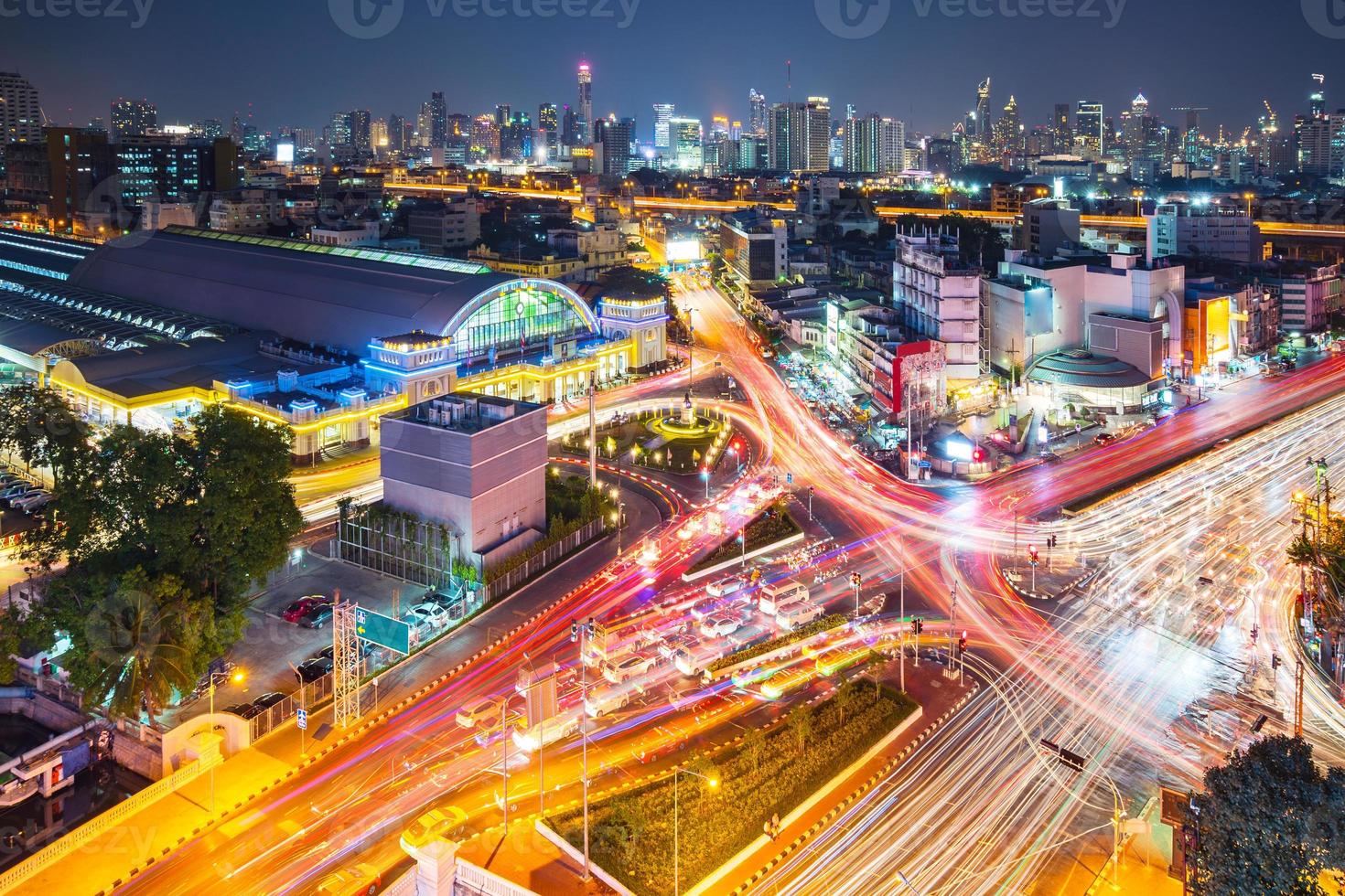 fundo noturno da cidade moderna, trilhas leves em um edifício moderno em Banguecoque, Tailândia foto