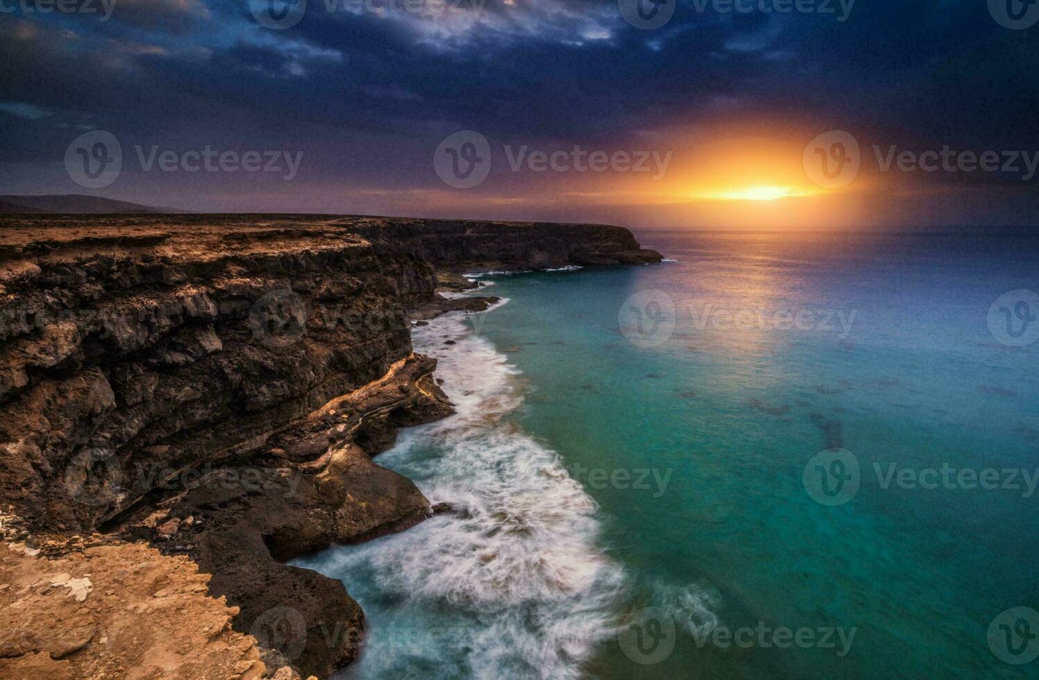 tropical mar pôr do sol árvore céu Visão fundo foto