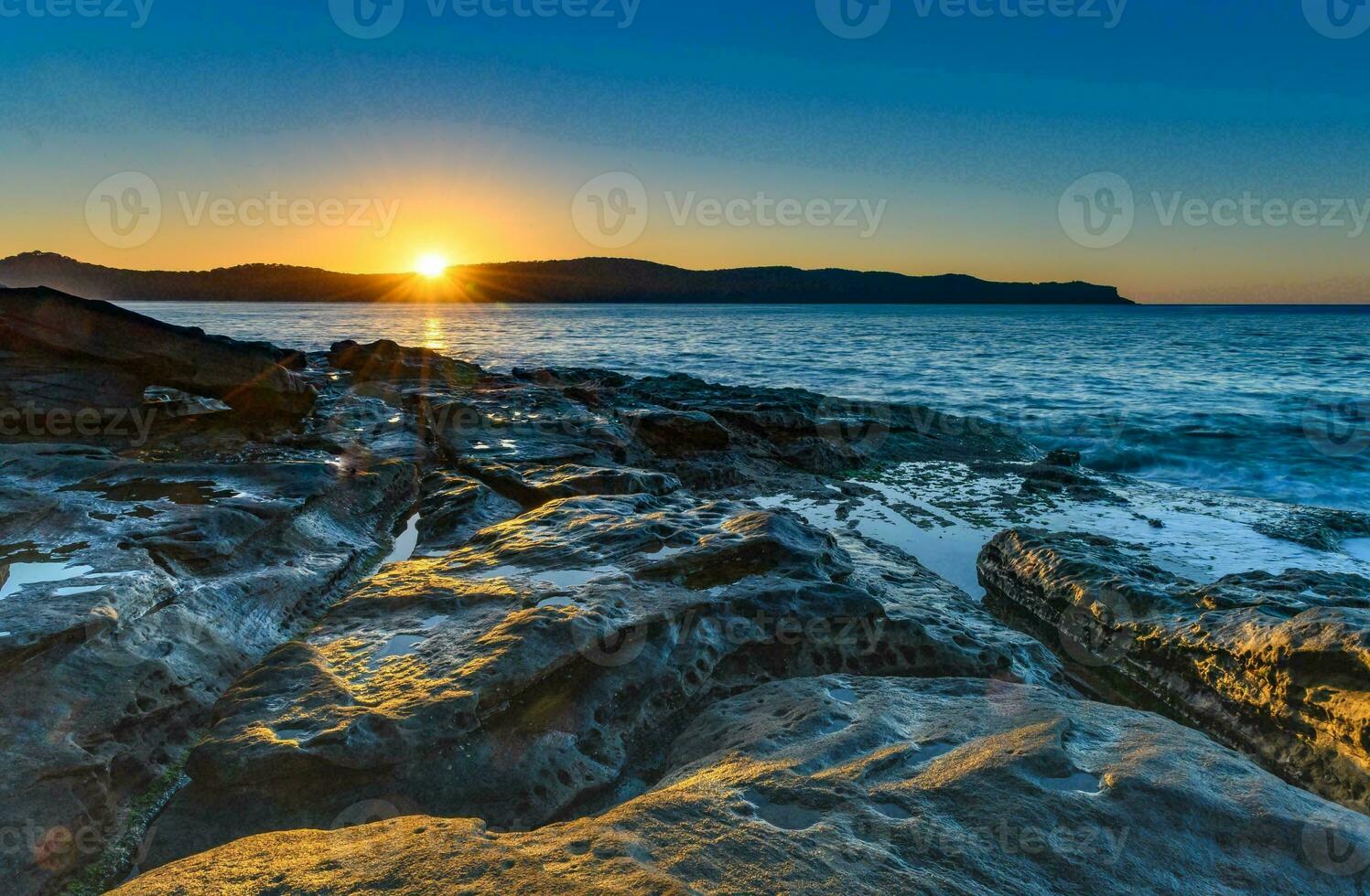 tropical mar pôr do sol árvore céu Visão fundo foto