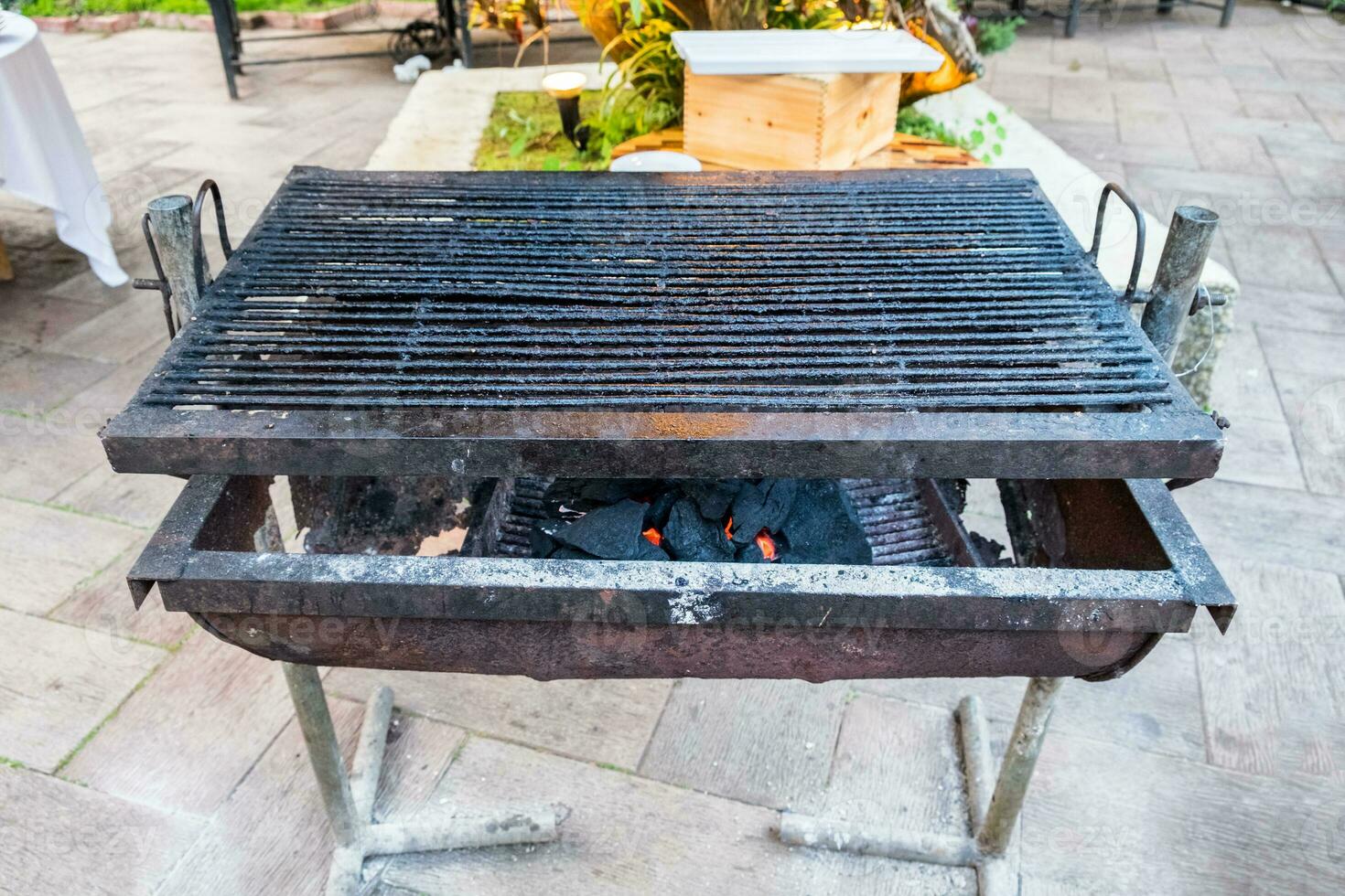 Preto grade carvão queimando para churrasco foto