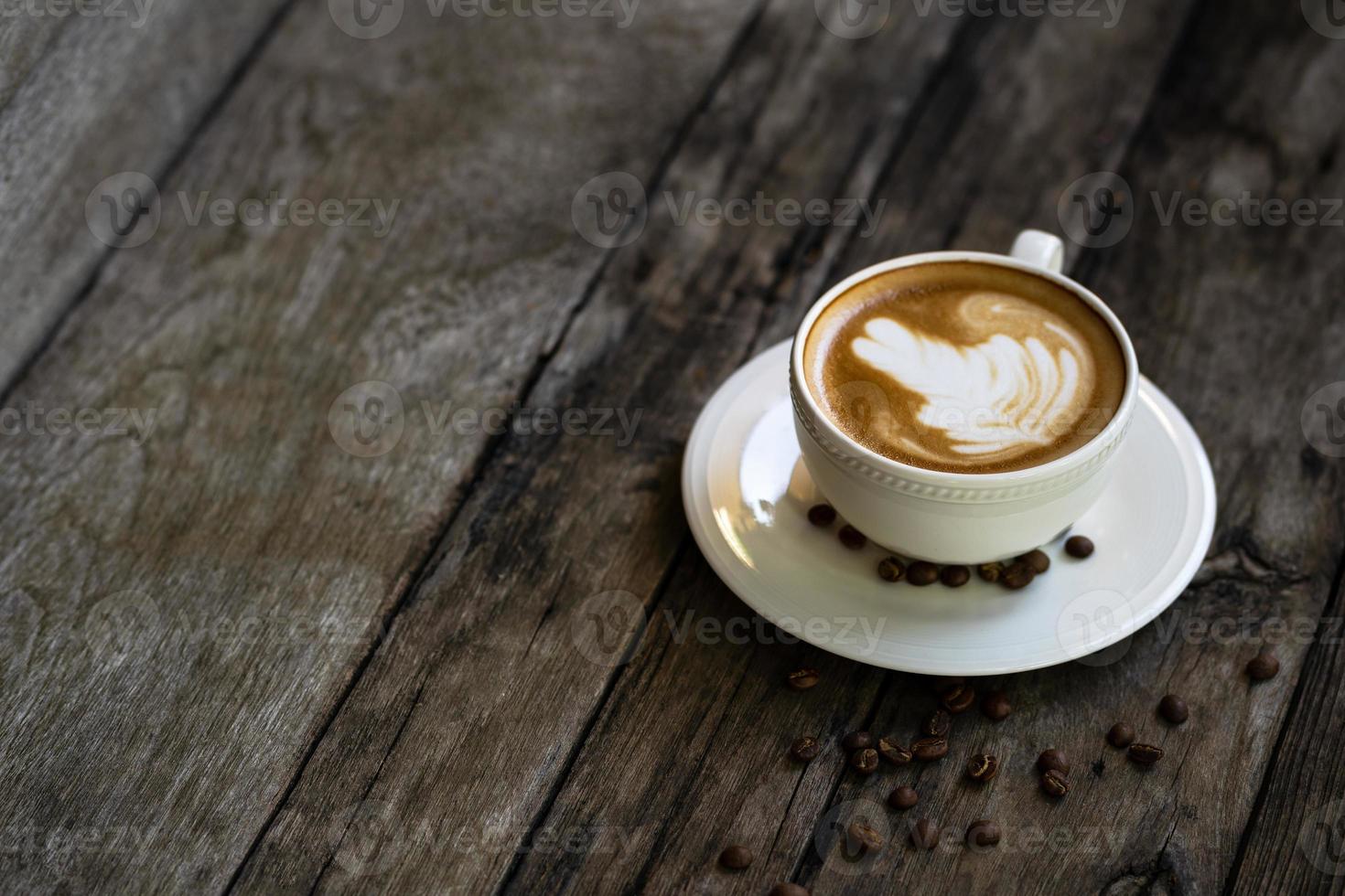 xícara de café em uma mesa de madeira foto