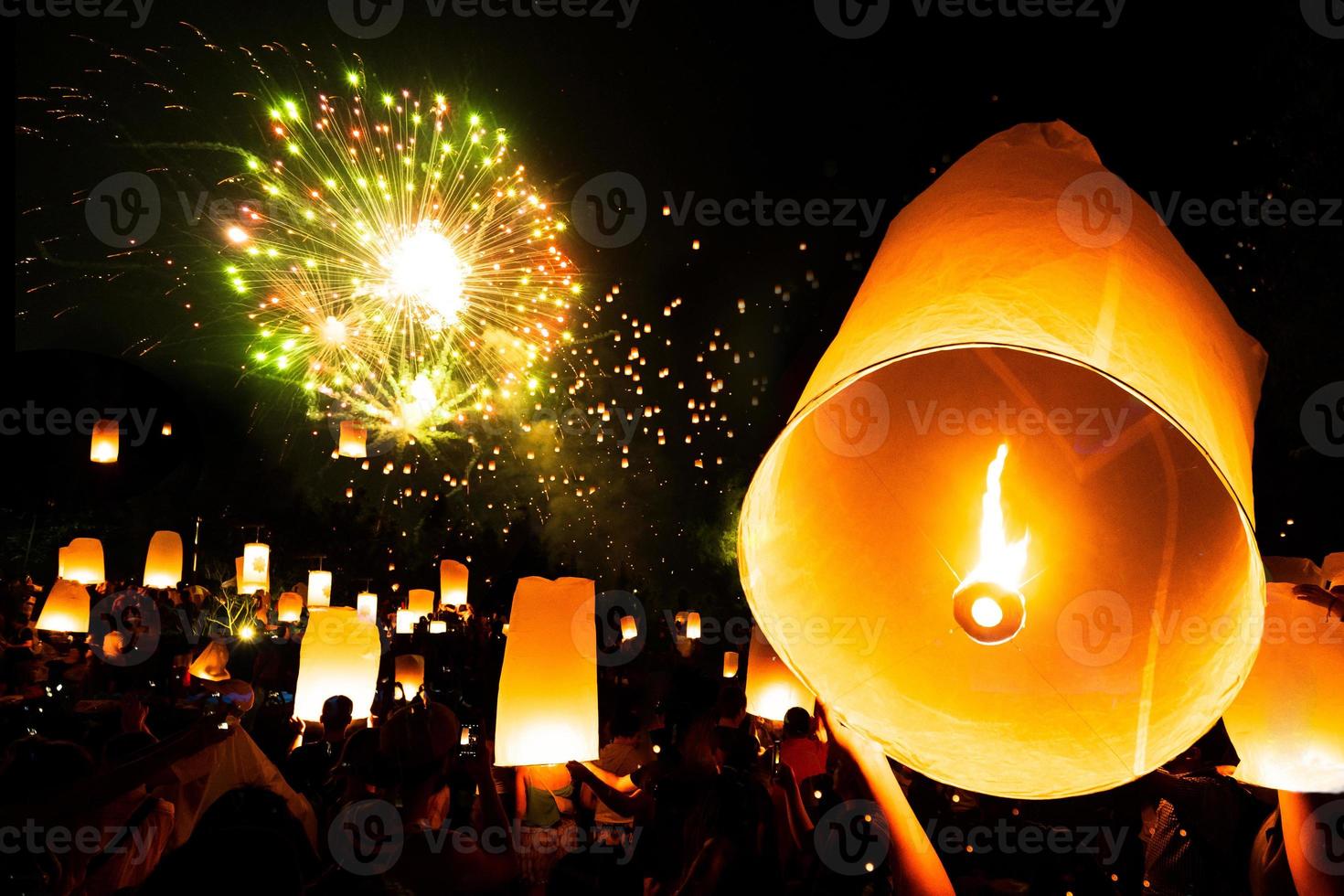 lâmpada flutuante no festival yee peng no dia loy krathong, festival de fogos de artifício foto