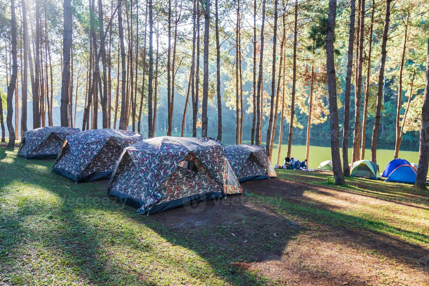 aventuras acampando e acampando pela manhã com neblina leve em pang-ung, mae hong son, tailândia foto