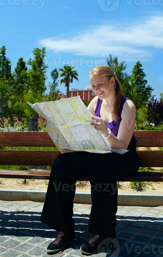 menina é lendo a mapa. foto