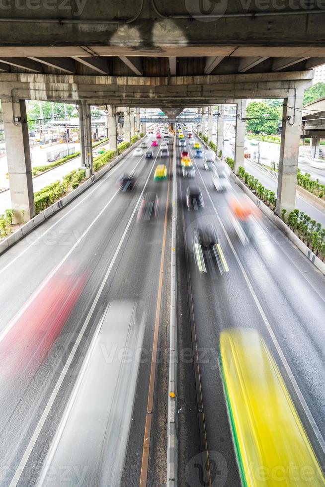 borrão de movimento do carro na estrada na cidade foto