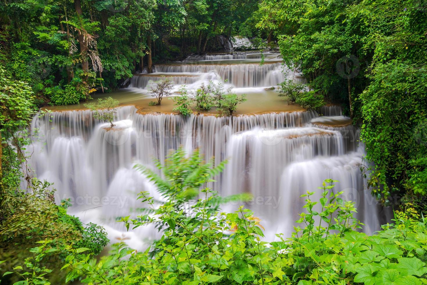 bela cachoeira em floresta densa, cachoeira huay mae kamin na província de kanchanaburi, tailândia foto