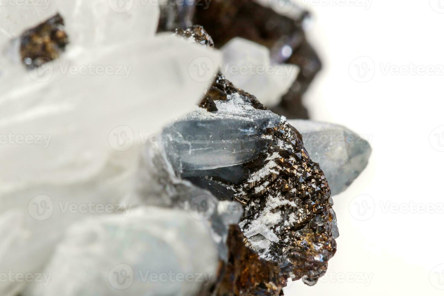 quartzo druso de pedra mineral macro com esfalerita na rocha um fundo branco foto