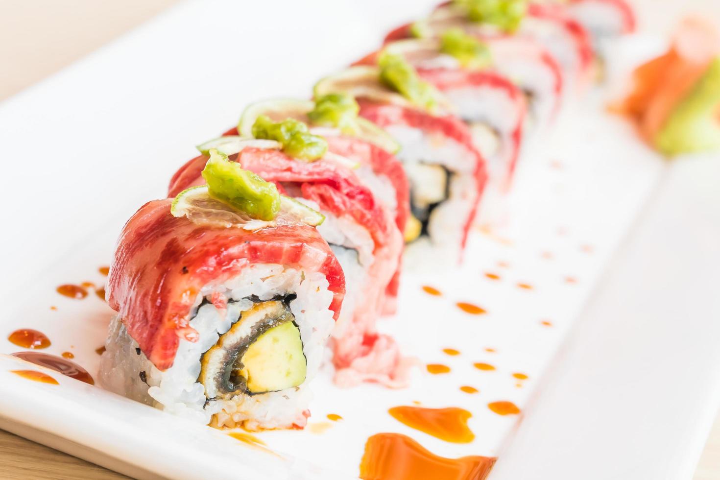 sushi em prato branco foto