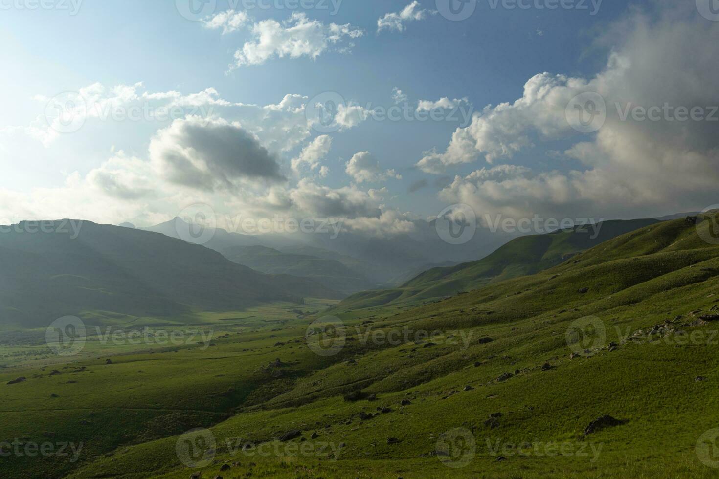 baixo nuvens acima verde vale dentro a montanha foto