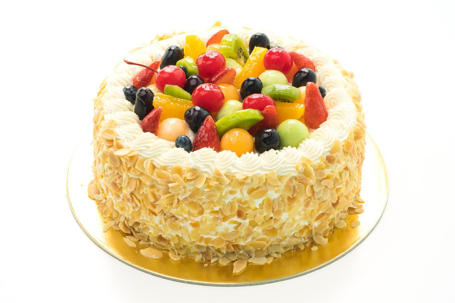 bolo de frutas em fundo branco foto